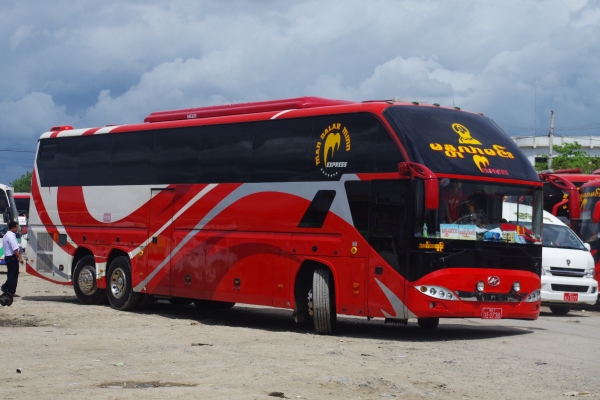 Mandalar Minn Expressのバス